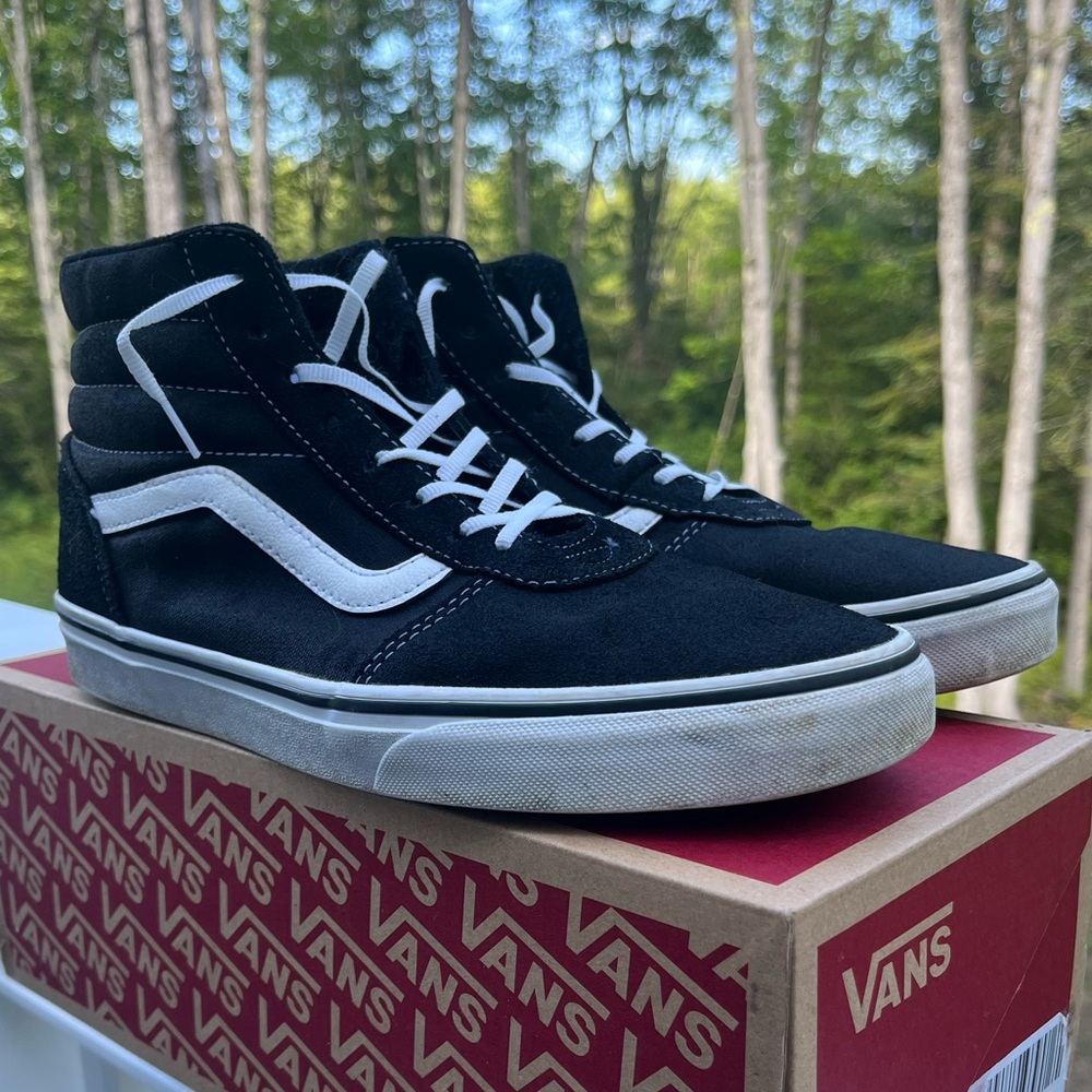 Mens 8.5 black and white high top vans skating shoes